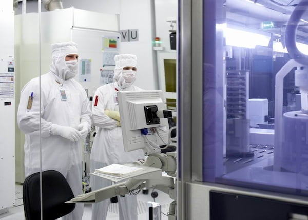 StMicroelectronics, lavoratori italiani e francesi si mobilitano contro i tagli