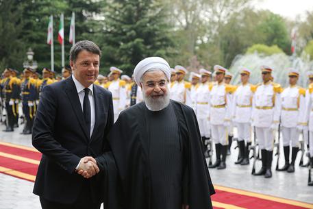 Renzi a Teheran, nuovi accordi con industrie e banche