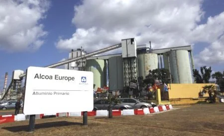 Alcoa, operai in piazza contro lo smantellamento di Portovesme