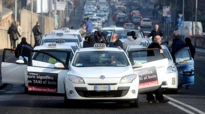 Sciopero dalle 8 alle 22 dei tassisti, a Roma corteo dai Fori imperiali a piazza Madonna di Loreto