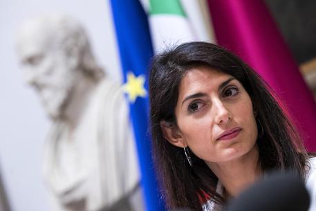 Raggi sigla con sindacati il patto “Fabbrica Roma”
