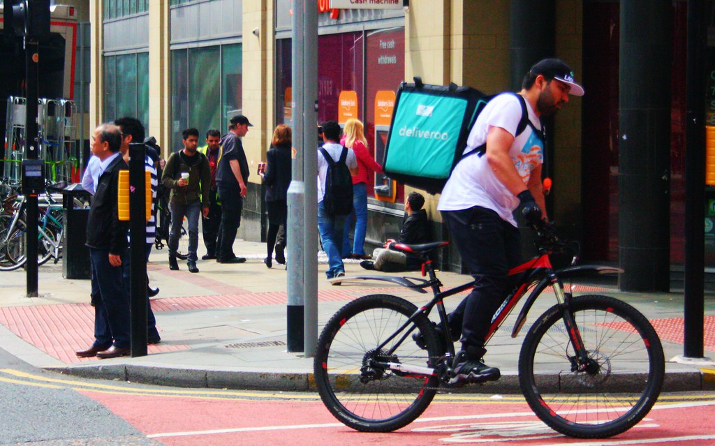 Rider, scatta il commissariamento per Uber Italy per caporalato digitale