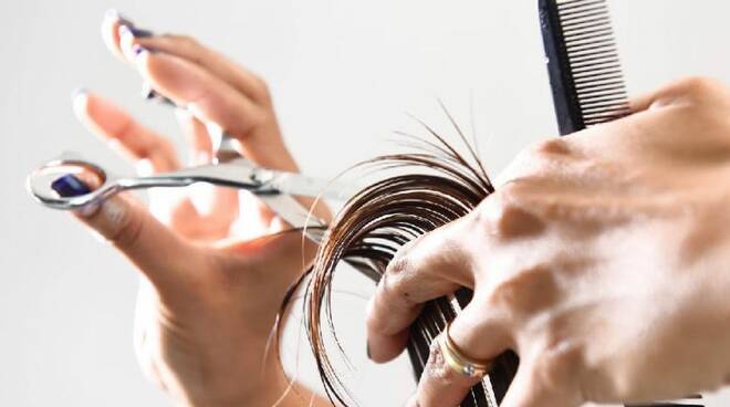 Parrucchieri ed estetisti, rinnovato il contratto: aumento medio 100 euro