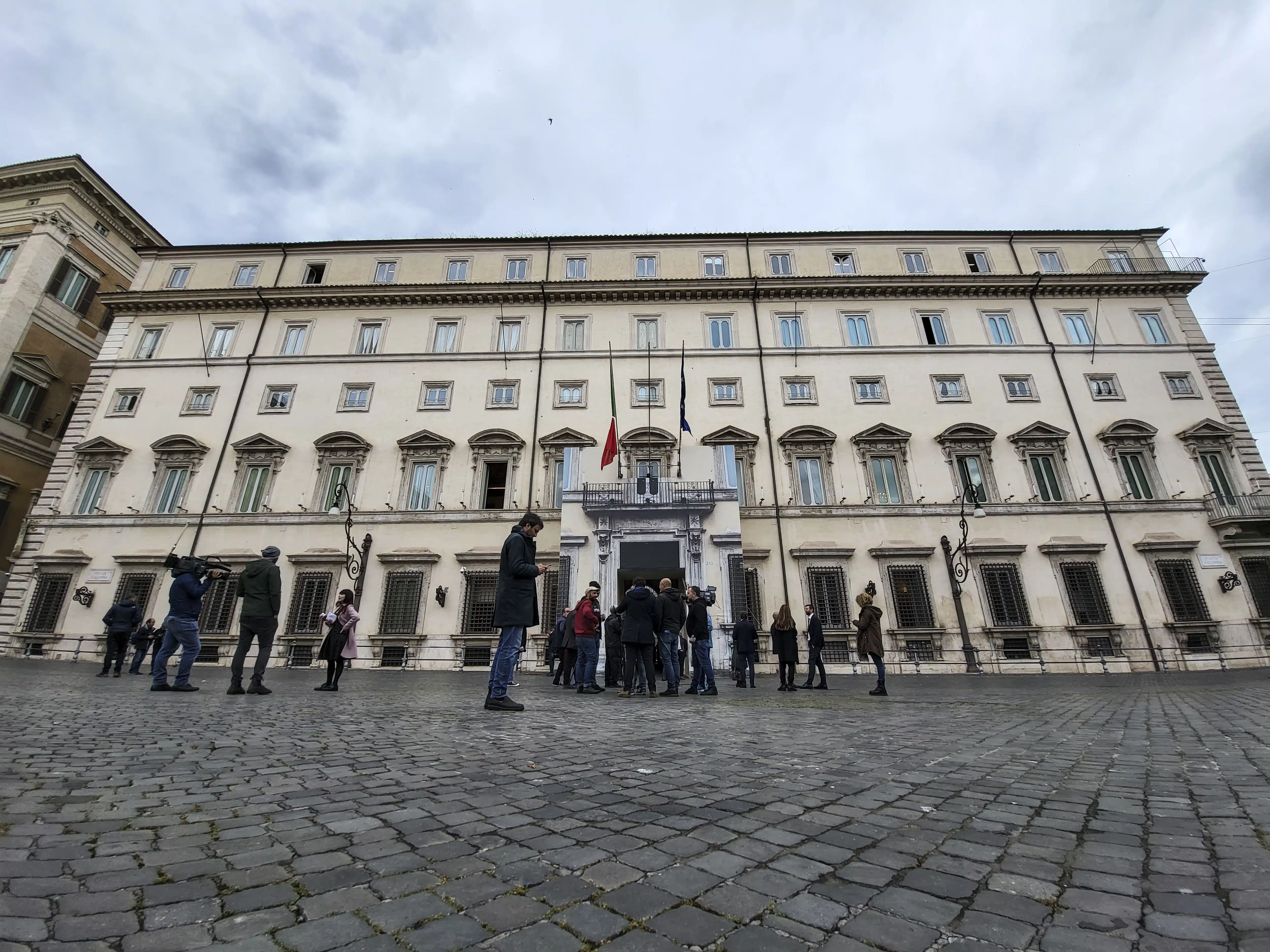 Da destra a sinistra, tutti a pezzi