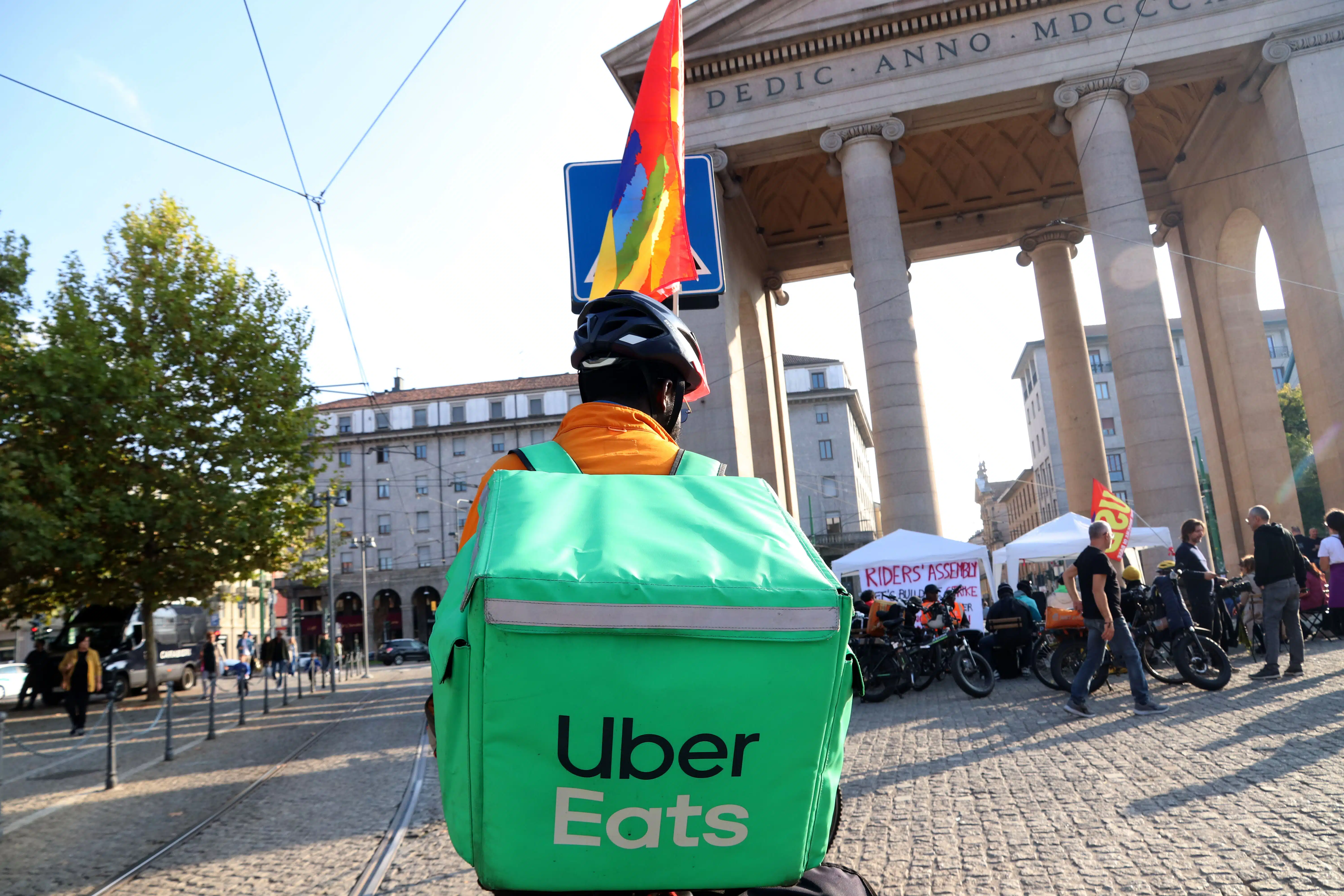 Uber Eats dismette le operazioni in Italia, la Cgil: grave decisone, intervenga Calderone