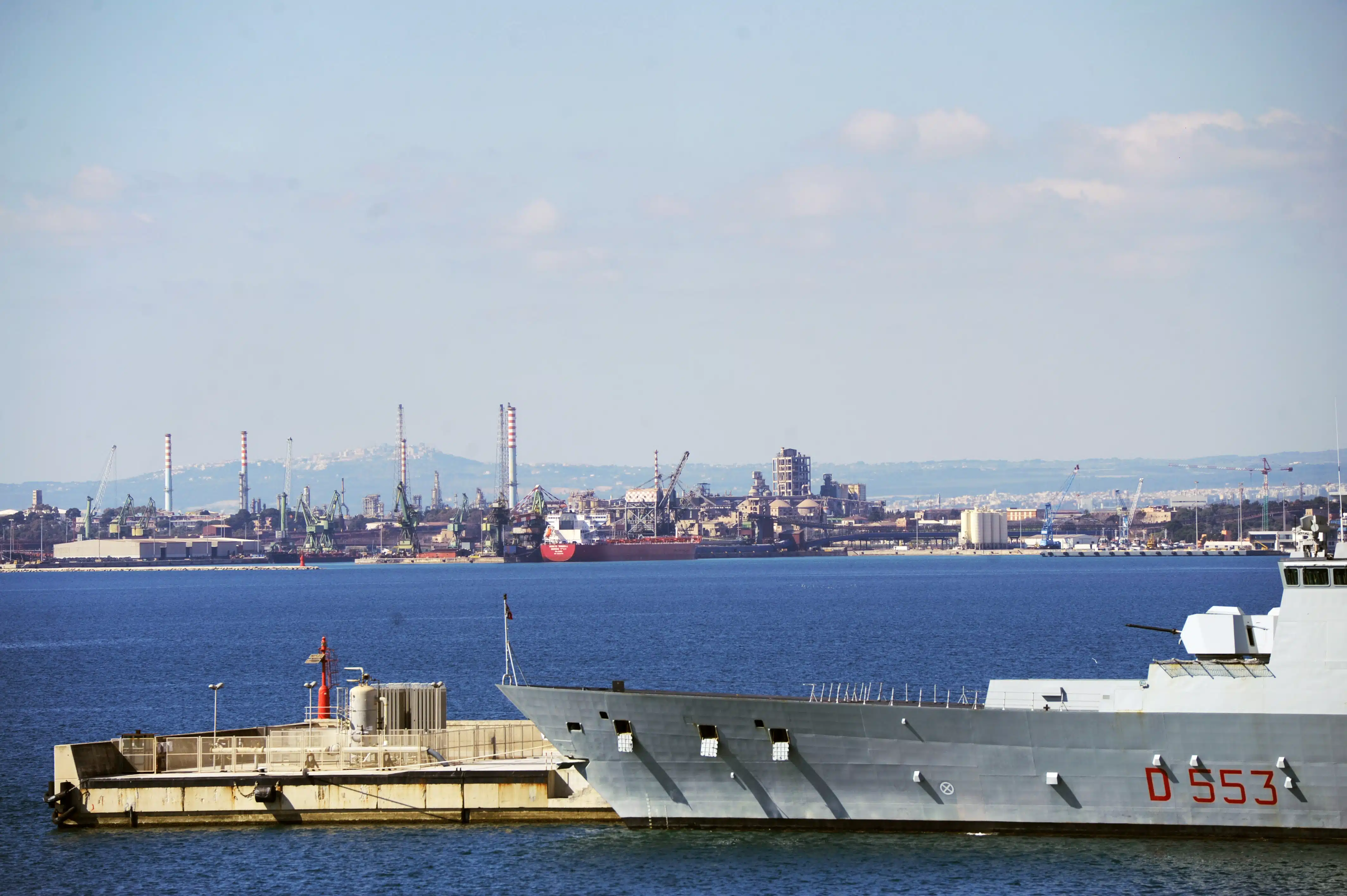 Sicurezza lavoro, al porto di Taranto operaio muore travolto da un’ecoballa. I sindacati: inaccettabile in Paese civile