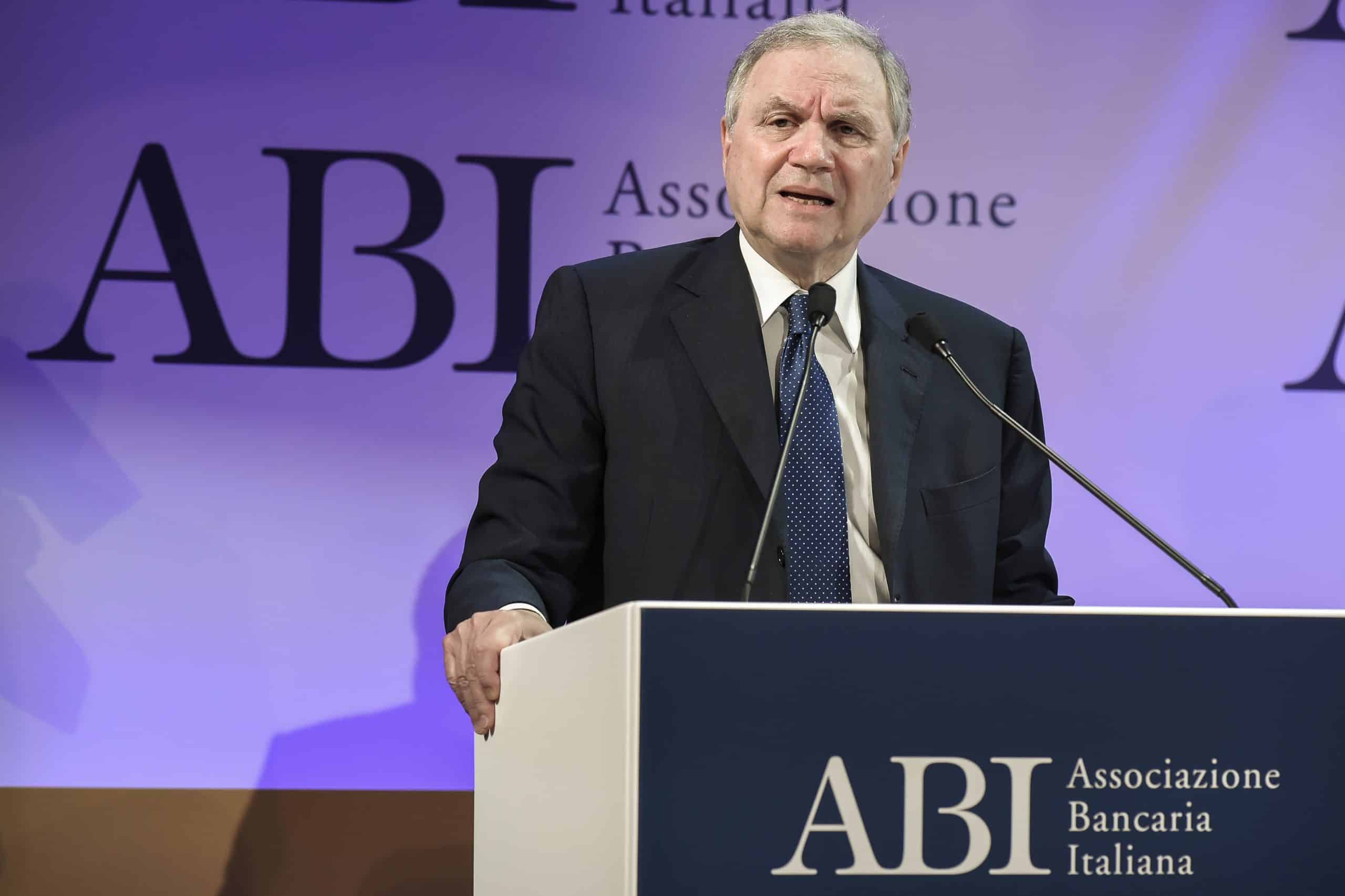 Visco alla Bce: sull’aumento dei tassi si proceda con “prudenza e pazienza”, per evitare ripercussioni sull’economia