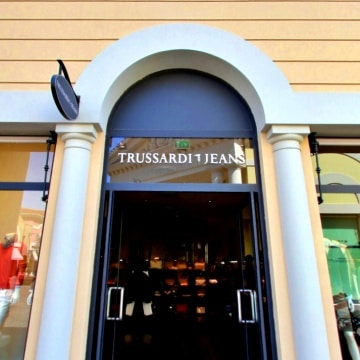 Trussardi, sindacati: la chiusura dei punti vendita una prassi pericolosa