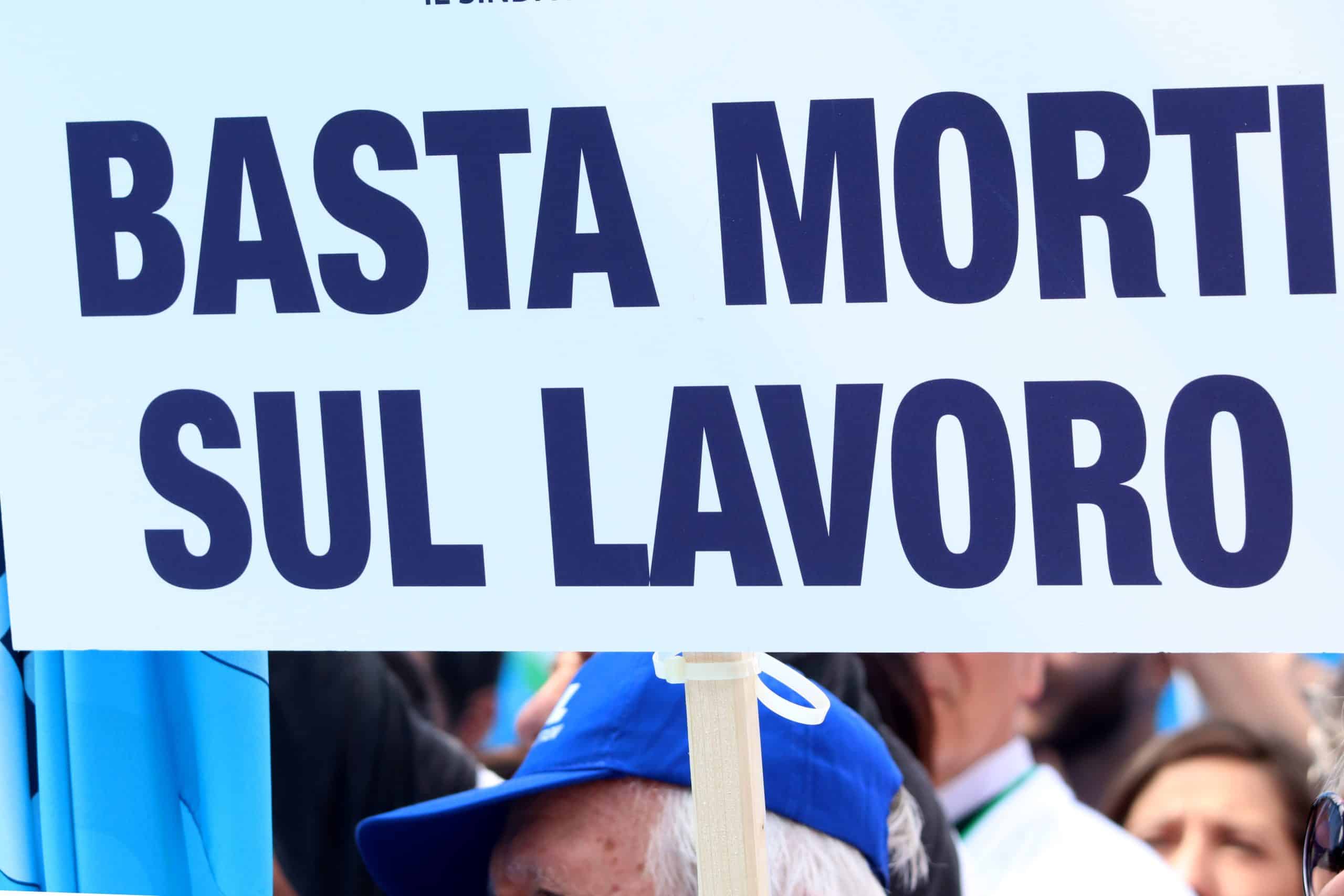Strage di Brandizzo, a Vercelli sfila il corteo organizzato da Cgil, Cisl e Uil. Landini: basta ipocrisia