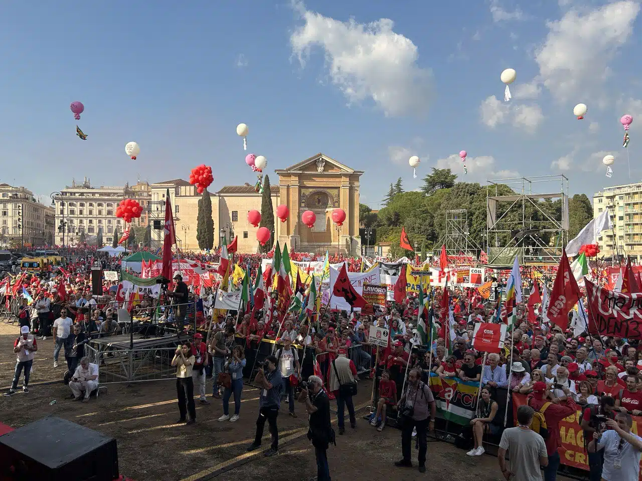 La Cgil scende in piazza in difesa della Costituzione. Landini al governo “siamo la maggioranza del paese. Ascoltateci”. E rilancia il salario minimo
