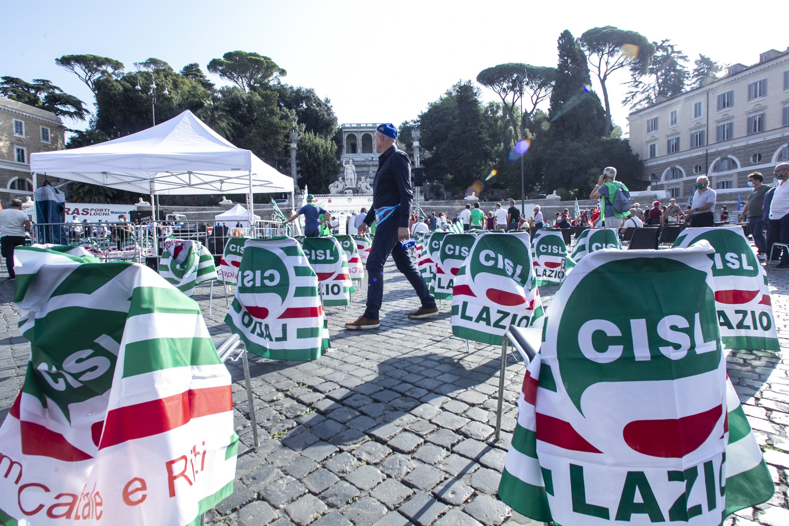 Vandalismo alla sede Cisl del Lazio, la solidarietà di Cgil e Uil: tutelare la sacralità degli spazi sindacali