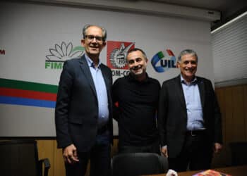 Metalmeccanici, presentata la piattaforma per il rinnovo del contratto: aumento di 280 euro e 35 ore settimanali