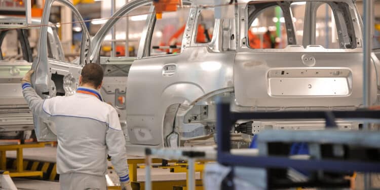 Stellantis, la Panda resta a Pomigliano fino al 2027 e aumenta la produzione del 20%. I sindacati: bene, ma occorrono maggiori certezze per il futuro