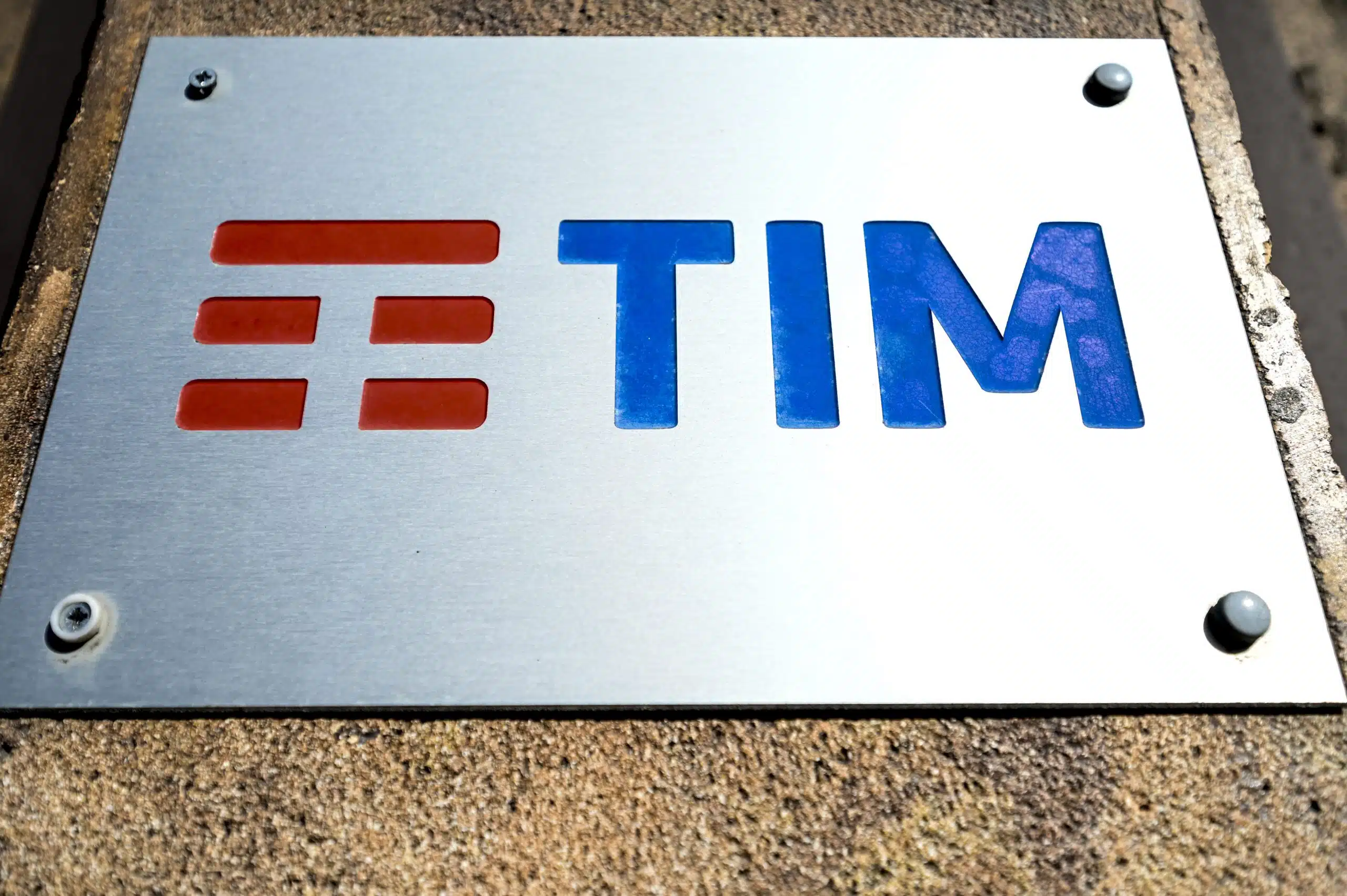 Tim, l’offerta del Mef su Sparkle non soddisfa, mandato all’ad per negoziare