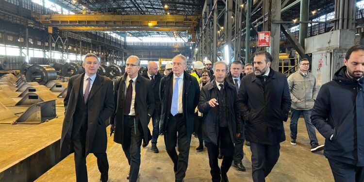 Ex Ilva, Urso a Taranto: vogliamo il rilancio produttivo degli stabilimenti,  in palio c’è la sfida del lavoro italiano