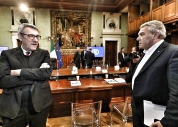 Colpi di fulmine e colpi di sole: scontro a distanza tra Landini e Sbarra