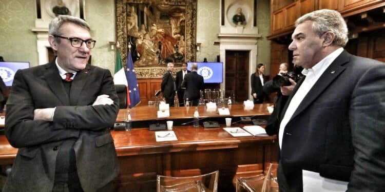 Colpi di fulmine e colpi di sole: scontro a distanza tra Landini e Sbarra