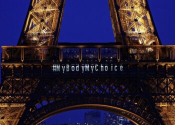 “Fierezza francese, messaggio universale’’: Parigi inserisce l’aborto in Costituzione, con voto bipartisan