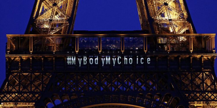 “Fierezza francese, messaggio universale’’: Parigi inserisce l’aborto in Costituzione, con voto bipartisan