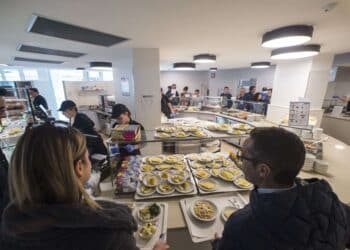 Indennità sostitutiva di mensa e retribuzione base per il calcolo del TFR (Cass., 18 marzo 2024, n. 7181)