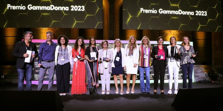 Il premio Gammadonna compie vent’anni e spinge su sostenibilità e mentalità generativa. Al via l’edizione 2024, candidature entro il 4/6. Le imprese al femminile più giovani e strutturate