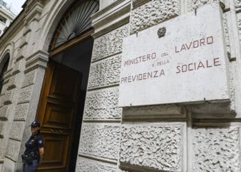 Caporalato, vertice governo-sindacati dopo la morte del bracciante: molte parole ma poca concretezza