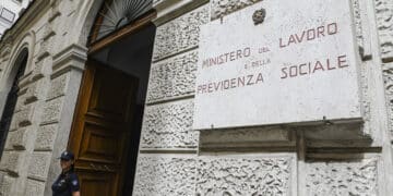 Caporalato, vertice governo-sindacati dopo la morte del bracciante: molte parole ma poca concretezza