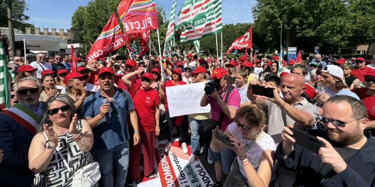 Mozarc Bellco Mirandola: prosegue lo sciopero, ai 350 a rischio licenziamento anche la solidarietà del presidente di Confindustria