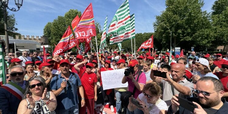 Mozarc Bellco Mirandola: prosegue lo sciopero, ai 350 a rischio licenziamento anche la solidarietà del presidente di Confindustria