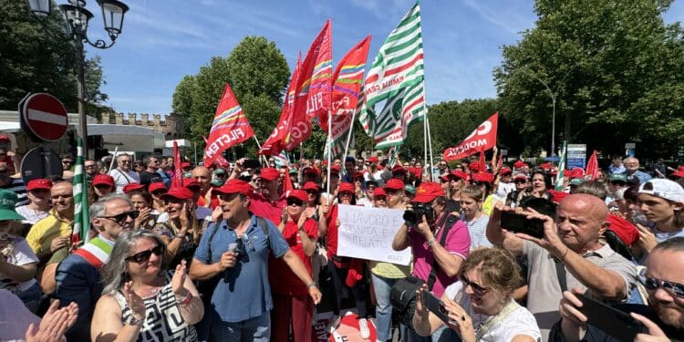 Mozarc Bellco Mirandola: prosegue lo sciopero, ai 350 a rischio licenziamento anche la solidarietà del presidente di Confindustria