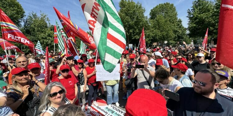 Mozarc Bellco Mirandola: prosegue lo sciopero, ai 350 a rischio licenziamento anche la solidarietà del presidente di Confindustria