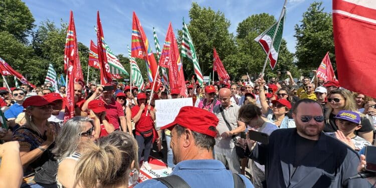 Mozarc Bellco Mirandola: prosegue lo sciopero, ai 350 a rischio licenziamento anche la solidarietà del presidente di Confindustria