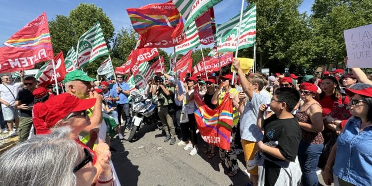 Mozarc Bellco Mirandola: prosegue lo sciopero, ai 350 a rischio licenziamento anche la solidarietà del presidente di Confindustria