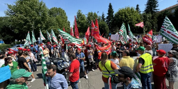 Mozarc Bellco Mirandola: prosegue lo sciopero, ai 350 a rischio licenziamento anche la solidarietà del presidente di Confindustria