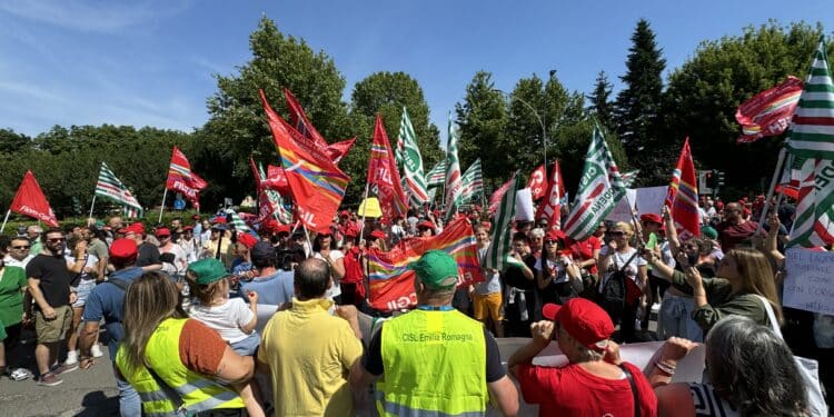 Mozarc Bellco Mirandola: prosegue lo sciopero, ai 350 a rischio licenziamento anche la solidarietà del presidente di Confindustria