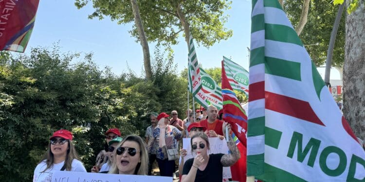 Mozarc Bellco Mirandola: prosegue lo sciopero, ai 350 a rischio licenziamento anche la solidarietà del presidente di Confindustria