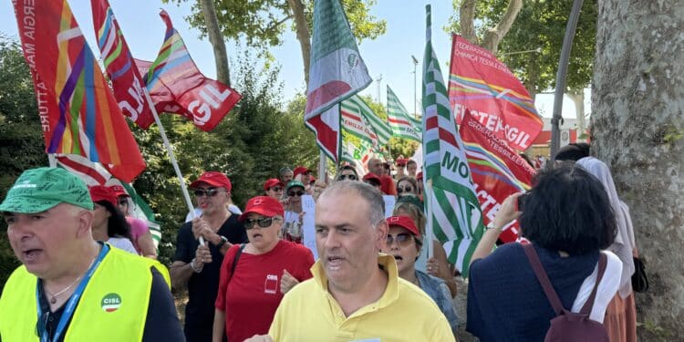 Mozarc Bellco Mirandola: prosegue lo sciopero, ai 350 a rischio licenziamento anche la solidarietà del presidente di Confindustria