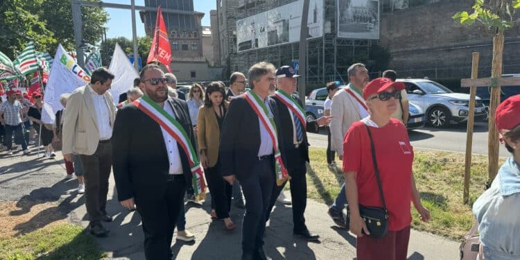 Mozarc Bellco Mirandola: prosegue lo sciopero, ai 350 a rischio licenziamento anche la solidarietà del presidente di Confindustria