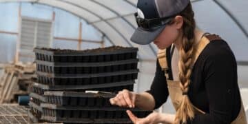 Save the Children: lavoro precoce per 336.000 minori in Italia