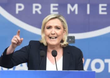 Francia, Rassemblement National vince la prima tornata elettorale con il 29,5%, ma per la maggioranza dell’ultradestra non basta