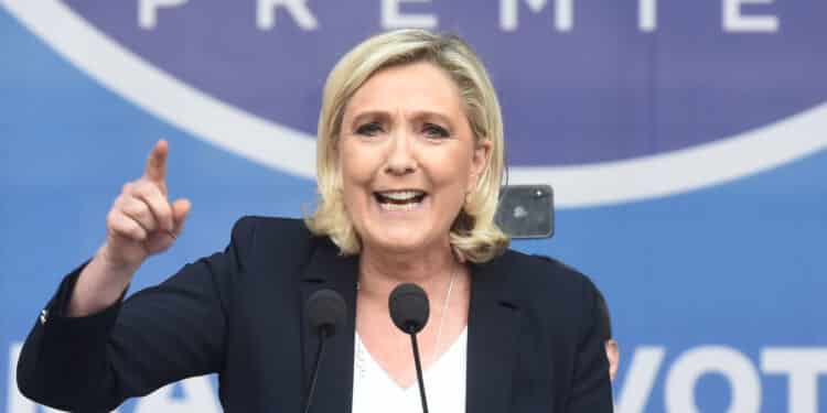 Francia, Rassemblement National vince la prima tornata elettorale con il 29,5%, ma per la maggioranza dell’ultradestra non basta