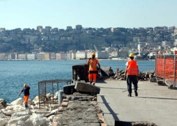 A Napoli salario minimo a 9 euro nei contratti pubblici, ma la Cisl non ci sta: “Atto inefficace e controproducente”