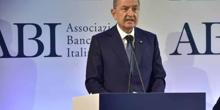 Assemblea Abi, Panetta: l’aumento dei salari è inevitabile, adeguare i tassi all’inflazione