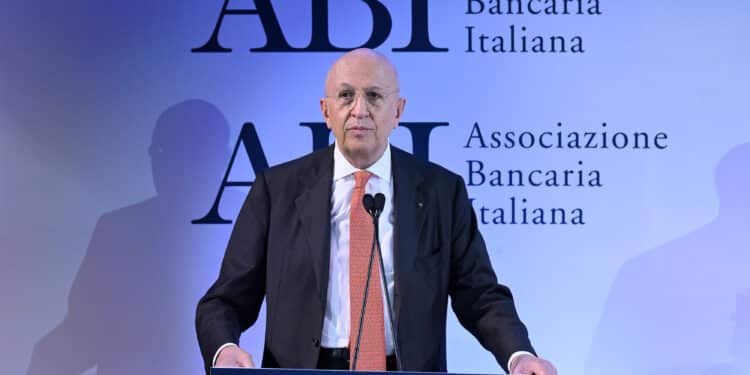 Assemblea Abi, Panetta: l’aumento dei salari è inevitabile, adeguare i tassi all’inflazione