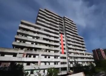 Napoli, crolla ballatoio a Scampia: 2 morti e 13 feriti