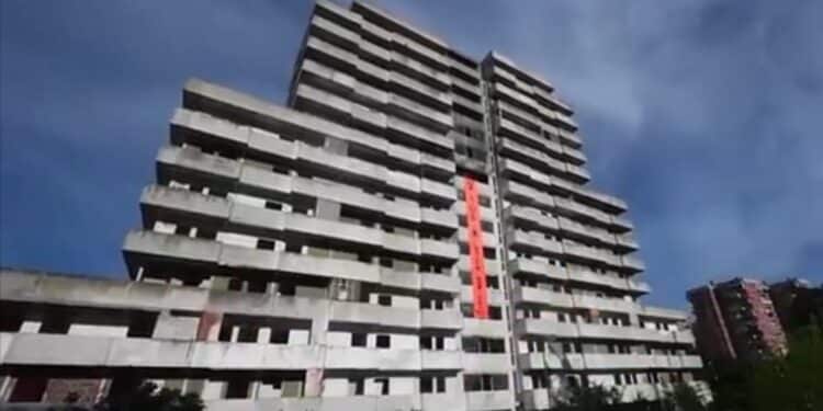 Napoli, crolla ballatoio a Scampia: 2 morti e 13 feriti