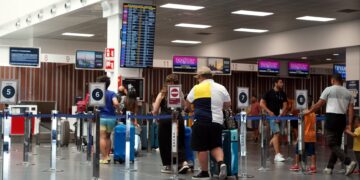 Orio al Serio, troppi ritardi e cancellazioni, i passeggeri aggrediscono il personale del check in, allarme dei sindacati