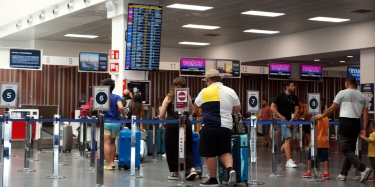 Orio al Serio, troppi ritardi e cancellazioni, i passeggeri aggrediscono il personale del check in, allarme dei sindacati