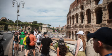 La ripresa nel settore dei servizi in Italia perde slancio, a luglio indice Pmi si smorza a 51,7 punti