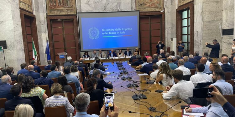 Automotive, Urso annuncia un nuovo piano di incentivi. Ma i sindacati chiedono una visione di sistema e preoccupa la rottura tra governo e Stellantis